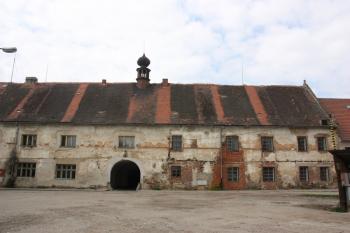 Obytná budova (zámek) od východu ( © Ivan Grisa 04/2011)