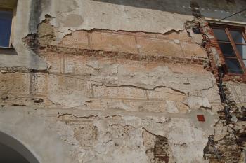 fragment sgrafitové výzdoby, zdobící původně budovu tzv. zámečku (© Jaroslav Špiroch  05/2024)
