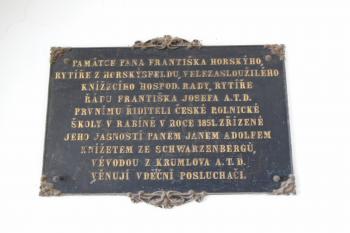pamětní deska Františku Horskýmu, rytíři z Horkýsfeldu - prvnímu řediteli  české rolnické školy (© Jaroslav Špiroch  05/2024)