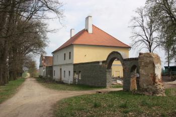 Budovy bývalých lázní východně od kaple ( © Ivan Grisa 04/2011)