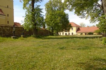 kříže na severní straně kostela (© Jaroslav Špiroch  05/2024)