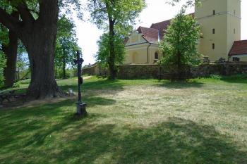 kříže na severní straně kostela (© Jaroslav Špiroch  05/2024)