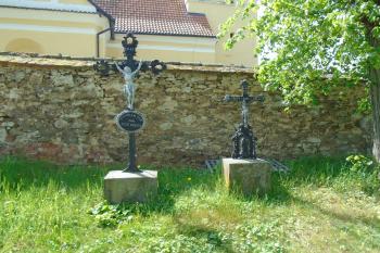kříže na severní straně kostela (© Jaroslav Špiroch  05/2024)