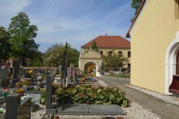 pohled na vstupní bránu (západní) na hřbitov z východu (© Jaroslav Špiroch  05/2024)