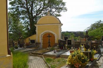 pohled ze hřbitova na vstupní (jižní) bránu (© Jaroslav Špiroch  05/2024)
