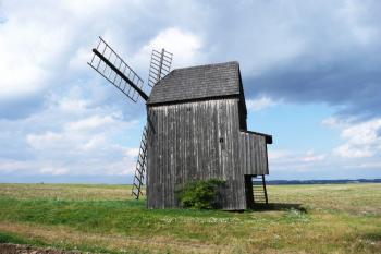 větrný mlýn nedaleko Staré Vsi u Bílovce ( © Jan P. Štěpánek 08/2009)