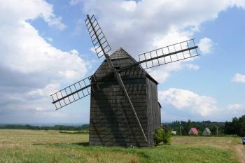 celkový pohled na větrný mlýn a osadu Horní Nový Dvůr u Bravinného v pozadí ( © Jan P. Štěpánek 08/2009)