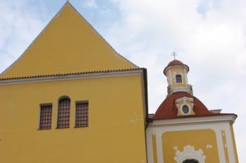 Západní průčelí lodi a jižní kaple ( © Ivan Grisa 04/2011)