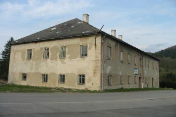 jz. nároží zámku (© D Dohňanský, 04/2015)