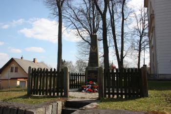 Pomník padlým z I. světové války u severovýchodního nároží kostela ( © Ivan Grisa 04/2011)