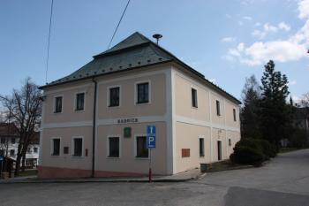 Budova od západu ( © Ivan Grisa 04/2011)