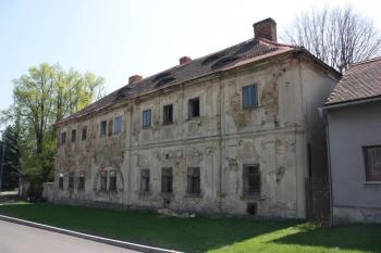 Obytná budova od severovýchodu ( © Ivan Grisa 04/2011)