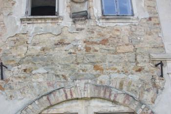 Někdejší hlavní vstup do obytné budovy ( © Ivan Grisa 04/2011)