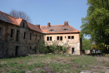 Obytná budova od jihu, vlevo hospodářské křídlo ( © Ivan Grisa 04/2011)