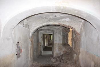 Průhled chodbou v I. patře obytné budovy ( © Ivan Grisa 04/2011)