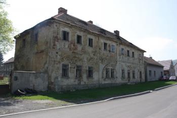 Obytná budova od severozápadu ( © Ivan Grisa 04/2011)