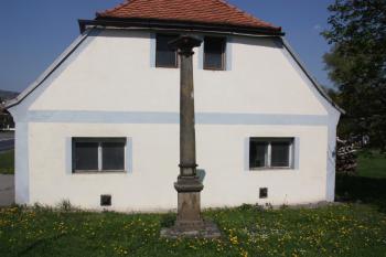 Původně snad trojiční sloup severně od kostela ( © Ivan Grisa 04/2011)