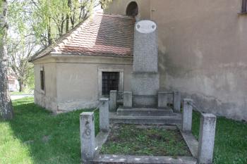 Pomník padlým z I. světové války a sakristie od severozápadu ( © Ivan Grisa 04/2011)