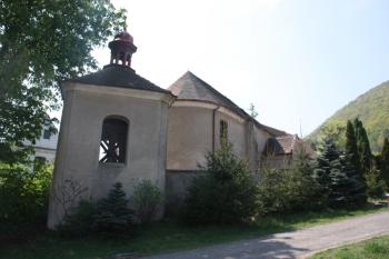 Zvonice a kostel od severu ( © Ivan Grisa 04/2011)