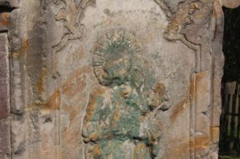 Reliéf sv. Josefa na podstavci ( © Ivan Grisa 04/2011)