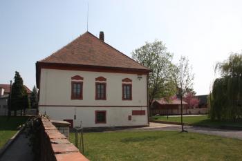 Zámecká budova od severu ( © Ivan Grisa 04/2011)