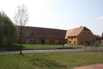 Hospodářská část zámeckého areálu ( © Ivan Grisa 04/2011)
