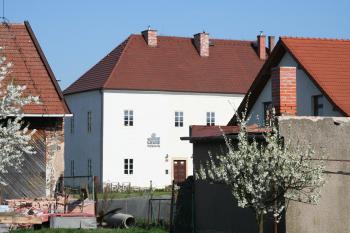 Pohled na zámeček z hlavní silnice ( © Petr Nožička 04/2011)