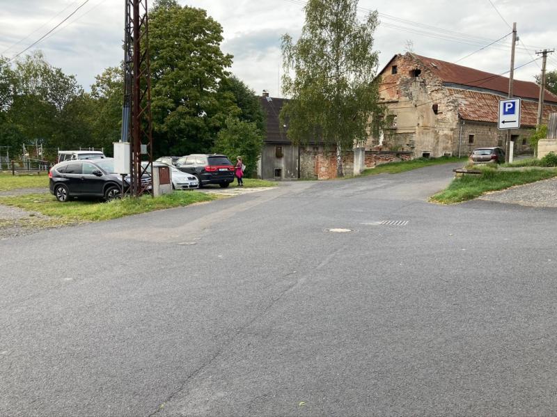 Parkoviště u hřiště
