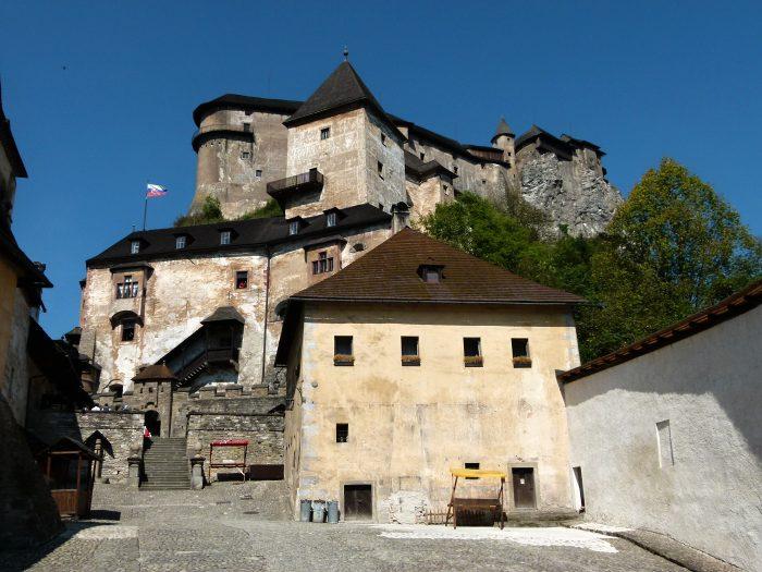 Celkový pohled na horní, střední a dolní hrad z nádvoří dolního hradu