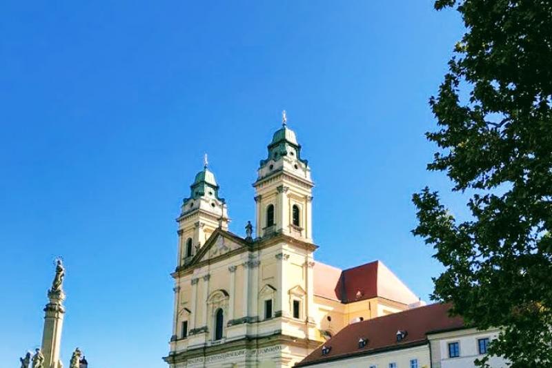 Kostel Nanebevzetí Panny Marie dominuje náměstí Svobody ve Valticích