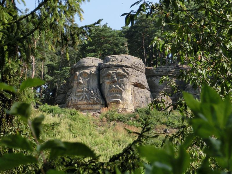 Pískovcové útvary je nachází uprostřed borového lesa