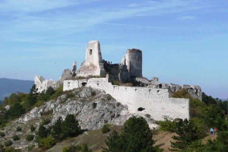 Nejznámější pohled na Čachtický hrad od jihozápadu