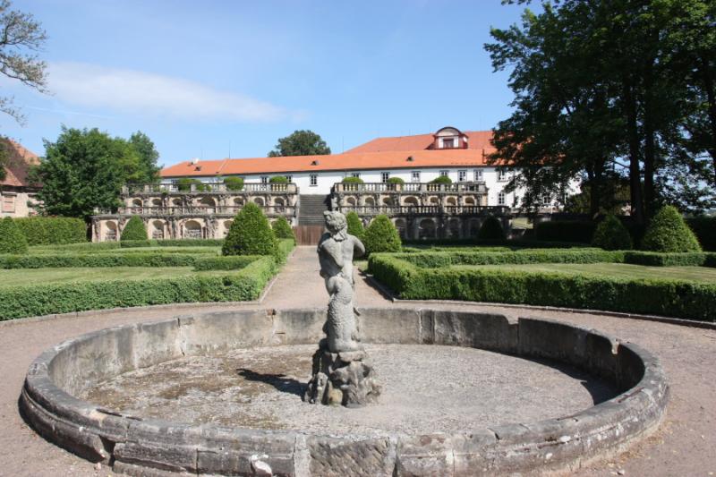 Zámek z jižní italské zahrady