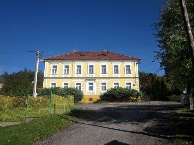 Kublovská škola s Památníkem
