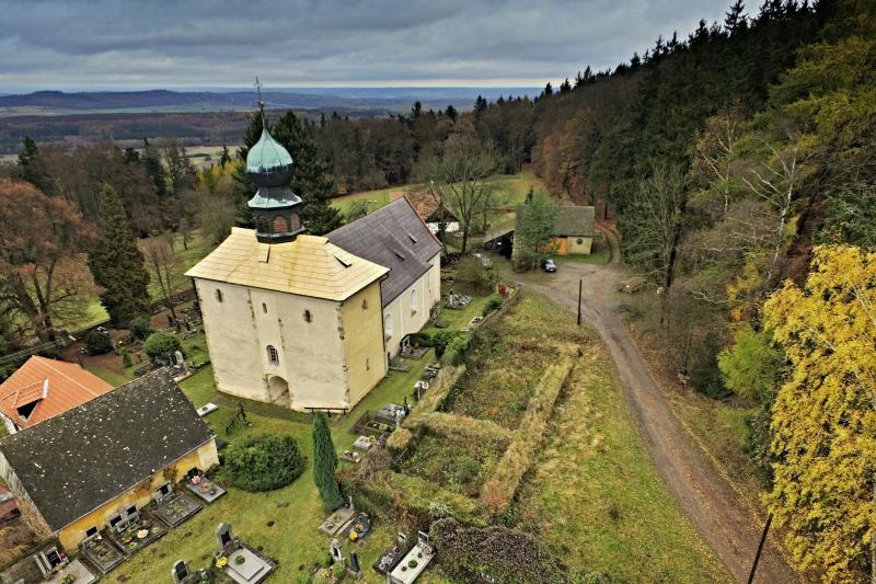 Velíz s kostelem