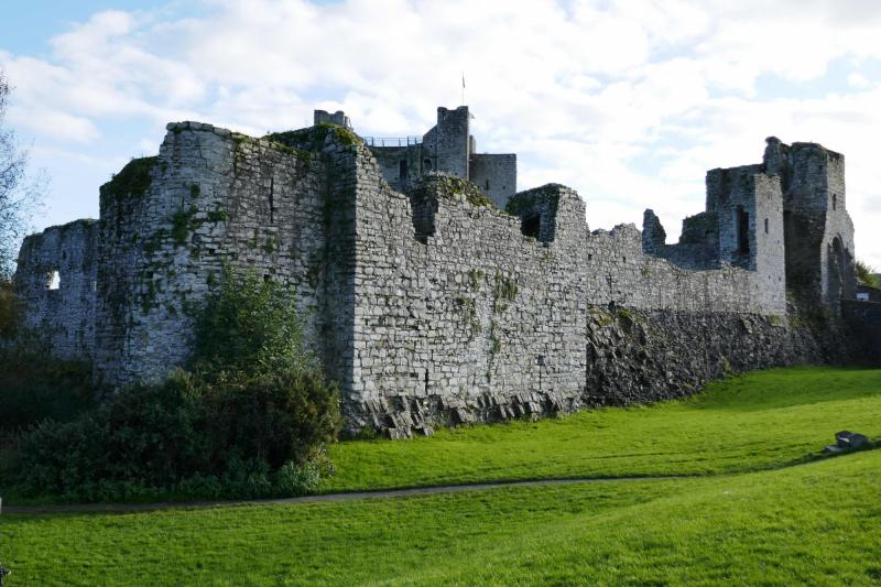 Hrad Trim je spolu s hradem Carrickfergus nejstarší anglonormanský kamenný hrad v Irsku (viz samostatné heslo).