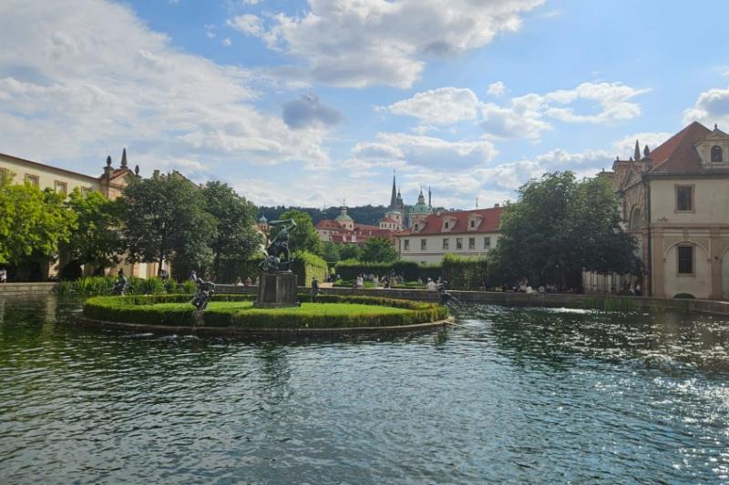 Areál Valdštejnského paláce se zahradou