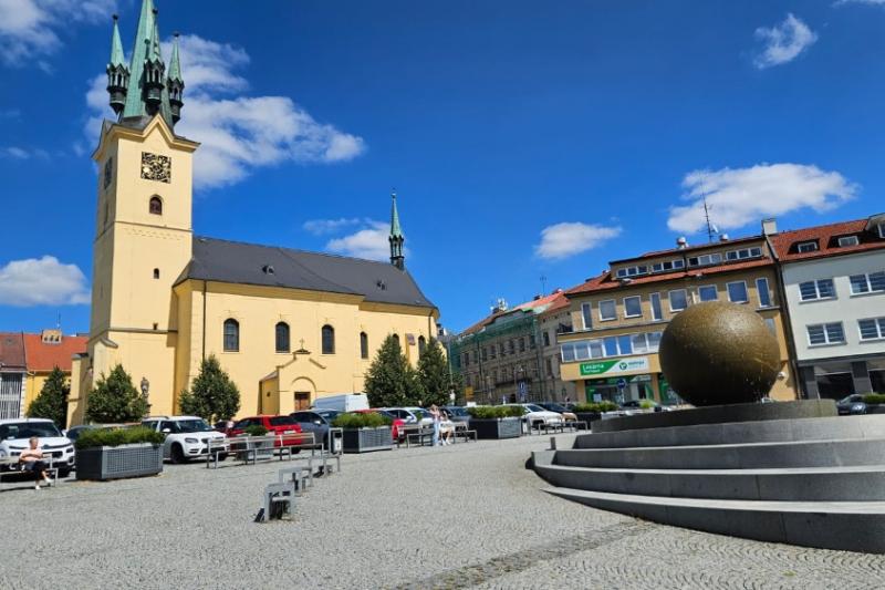 Příbramské náměstí s kostelem a kašnou