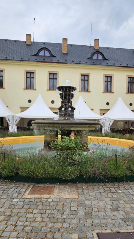 Nádvoří s kašnou