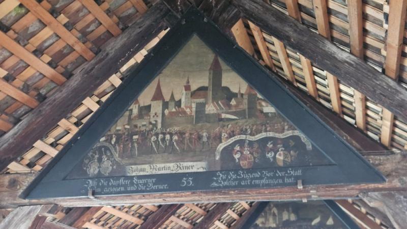 Trojúhelníkové malby na mostě