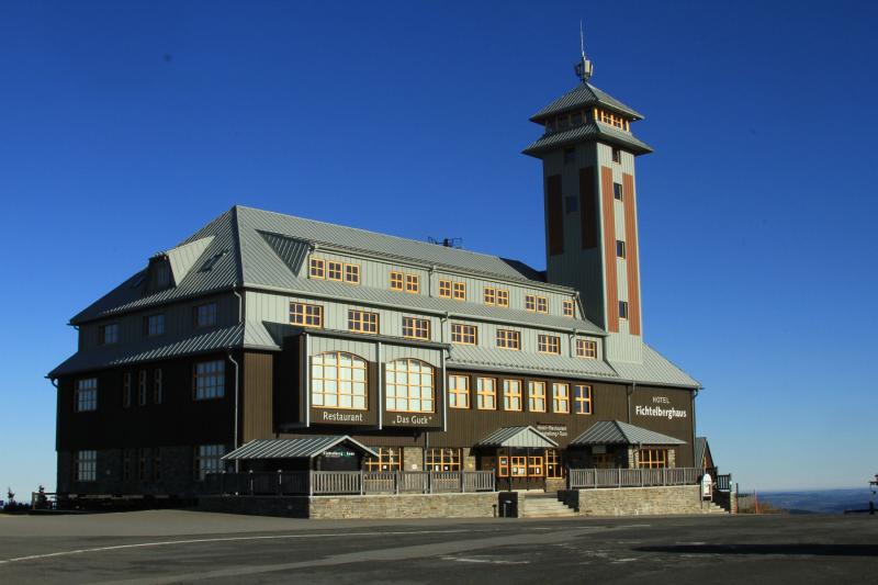 Fichtelberghaus s rozhlednou